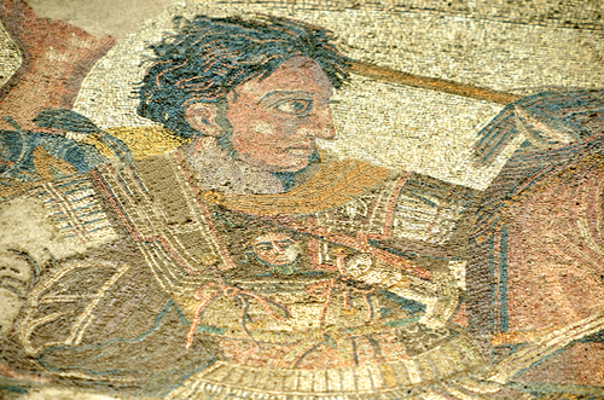 Alexandre, o Grande, foi o responsável pela expansão da cultura grega no mundo antigo *