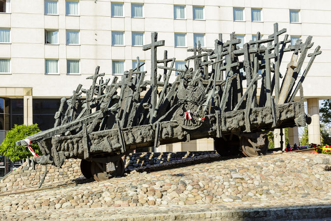 Memorial polonês, criado em 1995, em homenagem às vítimas do Massacre de Katyn *