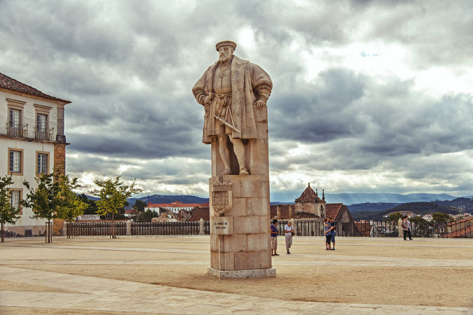João III Monumento a João III, o rei português que estabeleceu a criação das capitanias hereditárias no Brasil *