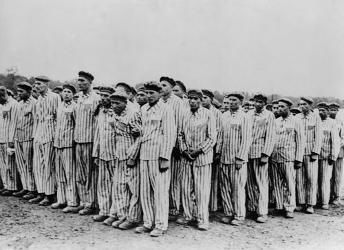 Judeus em campo de concentração O chamado “holocausto” implicou o extermínio de milhões de judeus em campos de concentração*