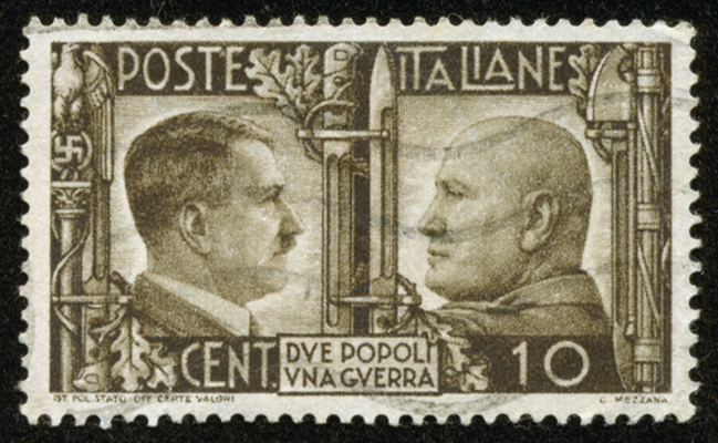Selo com imagem de Hitler e Mussolini O fascismo desenvolveu-se na Itália, tendo por principal ideólogo e líder Benito Mussolini (à direita)*