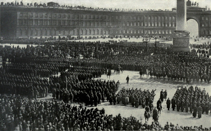 Oficiais do Exército Vermelho reunidos para jurar fidelidade ao governo surgido da Revolução de Outubro