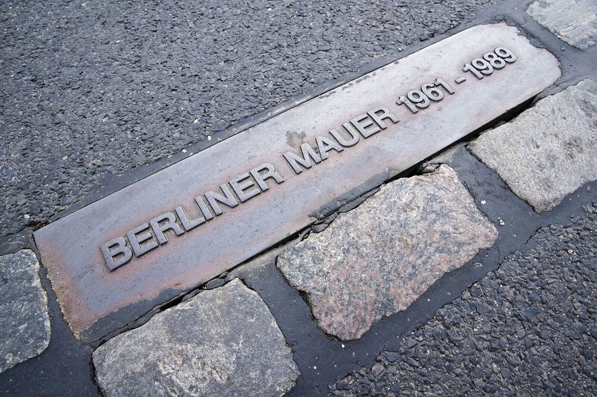Muro de Berlim Placa no solo sinalizando onde foi construída parte do muro de Berlim