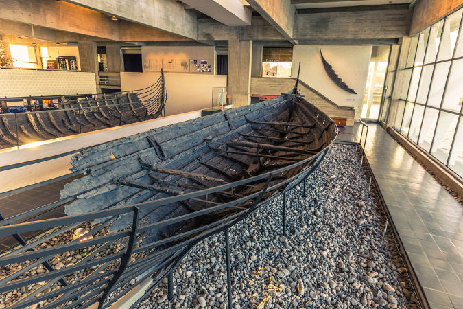 Restos de um navio viking em um museu de História dos Vikings na Dinamarca *