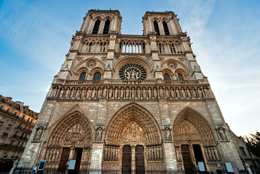 Catedral de Notre-Dame, em Paris. A mais famosa das catedrais construÃ­das seguindo a arquitetura gÃ³tica