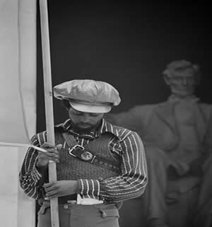 Pantera Negra Membro dos Panteras Negras em frente ao Memorial Lincoln em convenção do partido