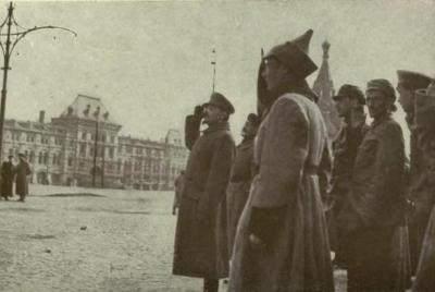 Leon Trotsky Ã  frente de tropa do ExÃ©rcito Vermelho.** 